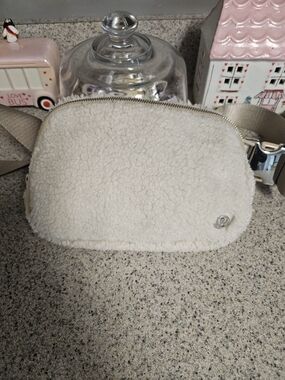 Lululemon Sherpa Belt Bag in Cream